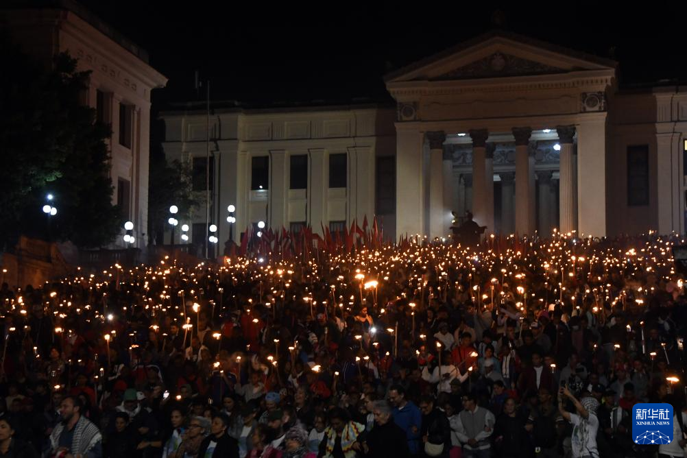 古巴民众举行火把 强调反帝国主义立场